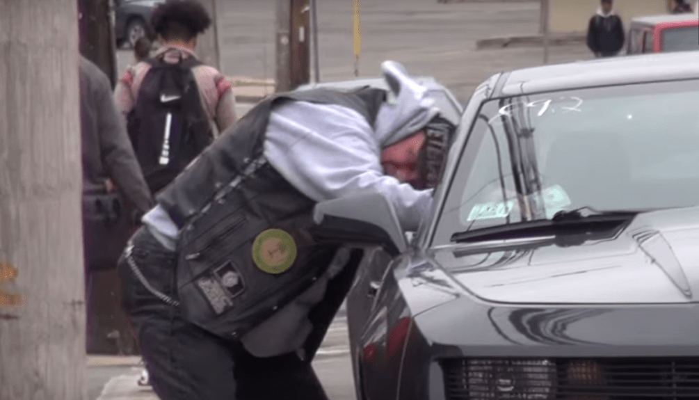 VIDEO: sociální experiment, ukradli by jste peníze z otevřeného auta?