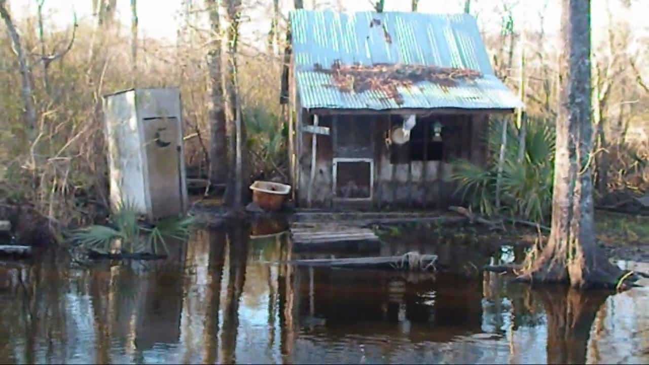 Слушать аудиокнигу дом на болотах. Дома на болотах Луизианы. Луизиана деревня. Деревня на болоте Луизиана. Новый Орлеан болота Хижина.