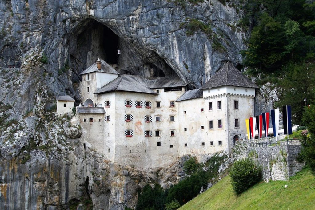 Navštivte největší jeskynní hrad světa. Slovinský poklad je plný skrytých chodeb