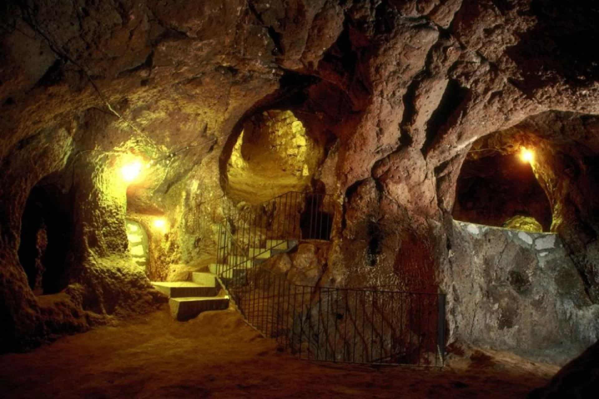 Cave town. Бенин подземный город.